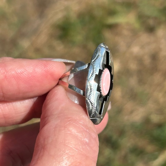 Navajo Made Sterling Silver Queen Conch Shadow Box Ring - Picture 4 of 13